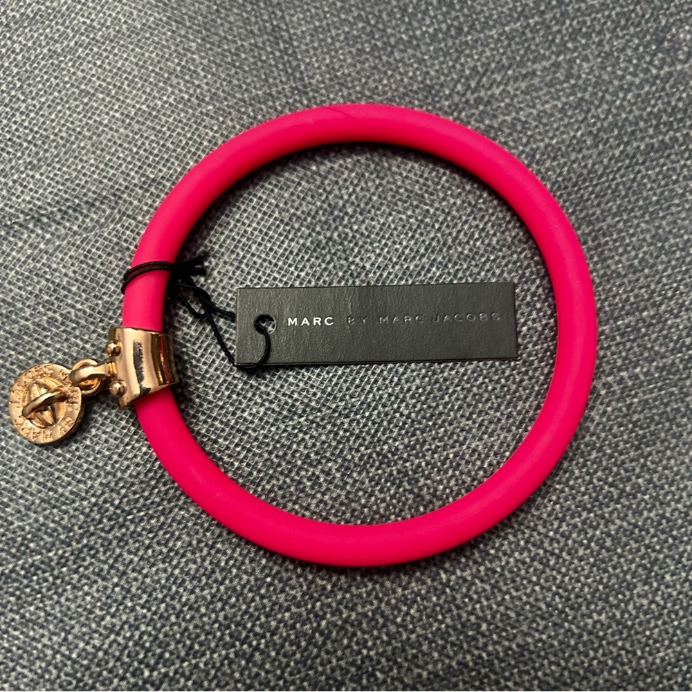 Marc Jacobs Knockout Pink Silicone Stretchy Bracelet with Goldtone Charm NWT